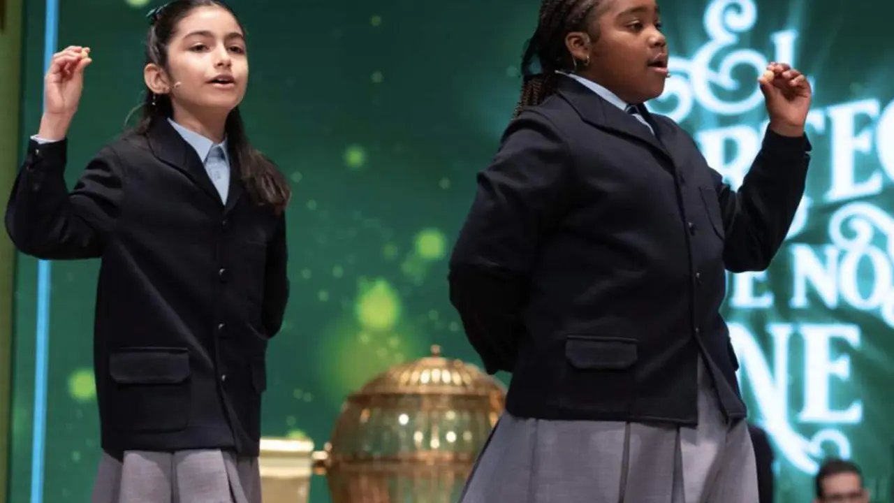  Archivo - Rosario Mart&iacute;nez Gar&iacute;a (i), y Ainhoa Rosero G&oacute;mez (d) cantan el tercer premio, el n&uacute;mero 31938, durante el Sorteo Extraordinario de la Loter&iacute;a de Navidad 2023 en el Teatro Real de Madrid, a 22 de diciembre de 2023, en Madrid (Espa&ntilde;a). El sorteo - Eduardo Parra - Europa Press - Archivo 