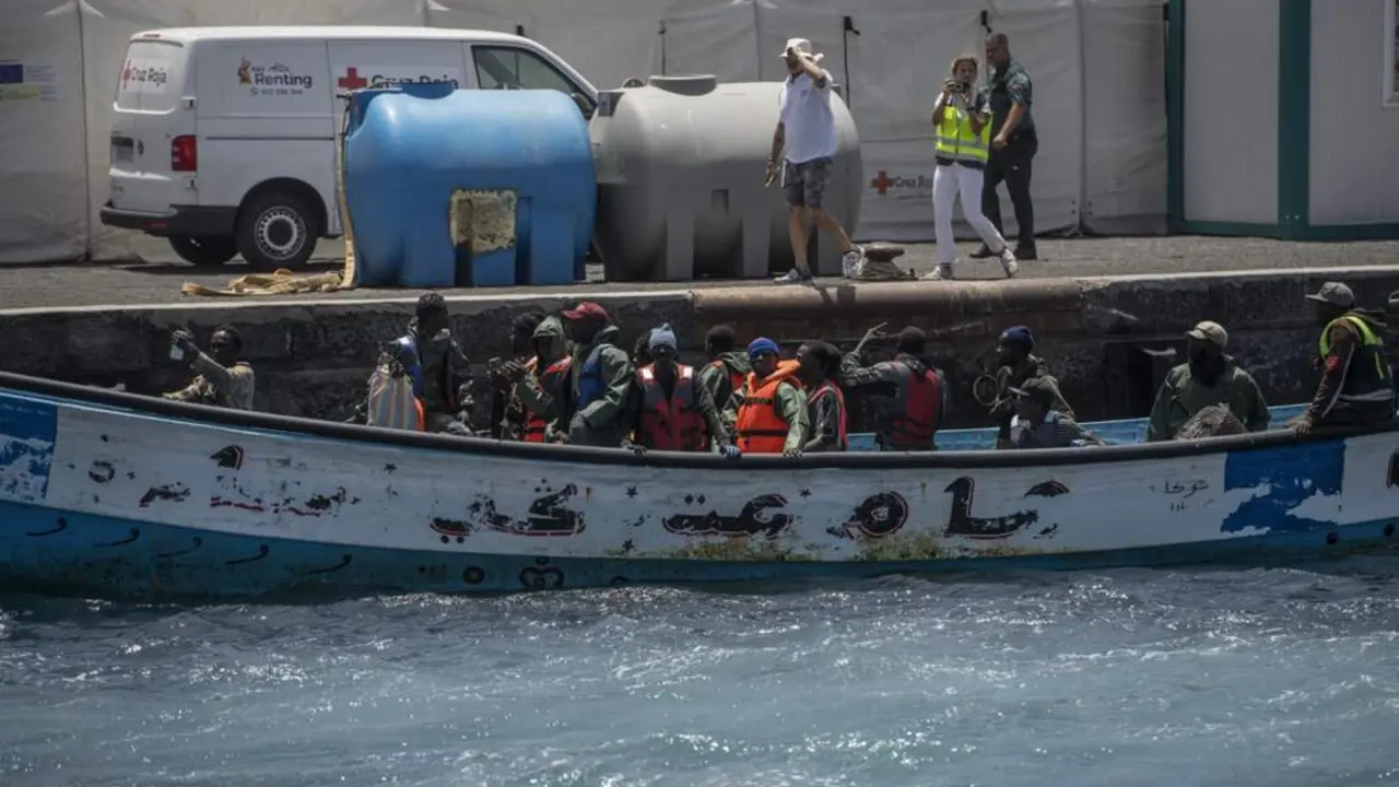  Archivo - Los servicios sanitarios atienden a las personas que viajaban en un cayuco a su llegada al puerto de La Restinga, a 18 de agosto de 2024, en El Hierro, Canarias (Espa&ntilde;a). - Antonio Sempere - Europa Press - Archivo 