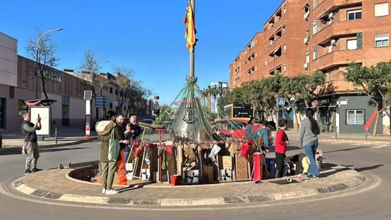  Vecinos de Aldaia improvisan un &aacute;rbol de Navidad, en una rotonda destrozada por la dana - AYUNTAMIENTO DE ALDAIA 