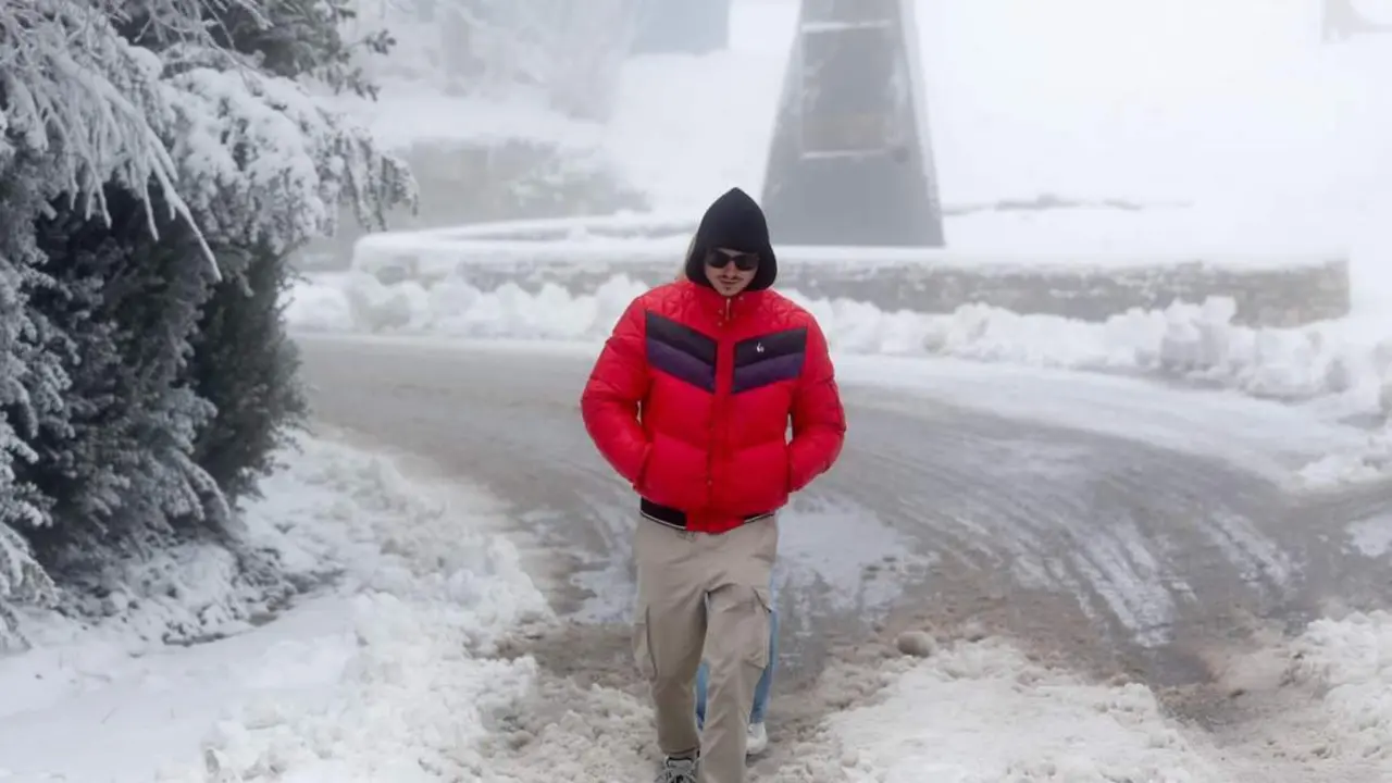  Una persona pasea por la nieve, a 9 de diciembre de 2024, en Pedrafita do Cebreiro, Lugo, Galicia (Espa&ntilde;a). - Carlos Castro - Europa Press 