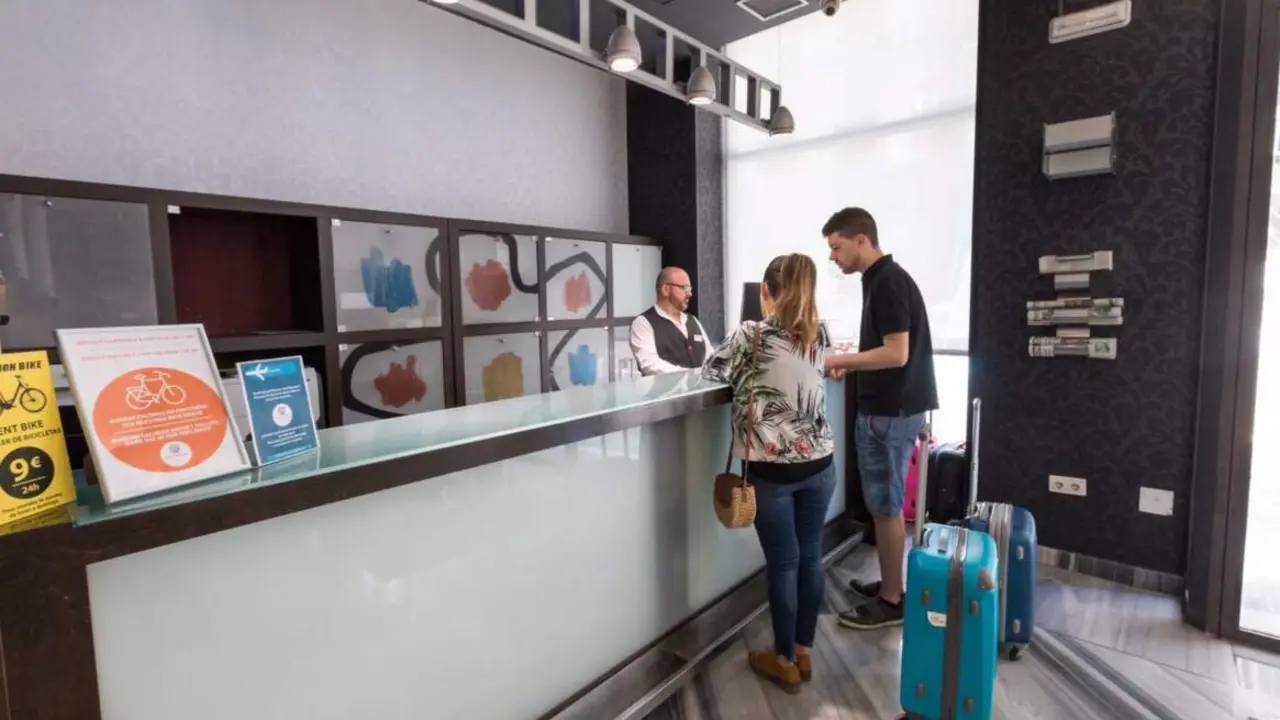  Archivo - Turistas en un hotel, en una imagen de archivo. - GVA - Archivo 