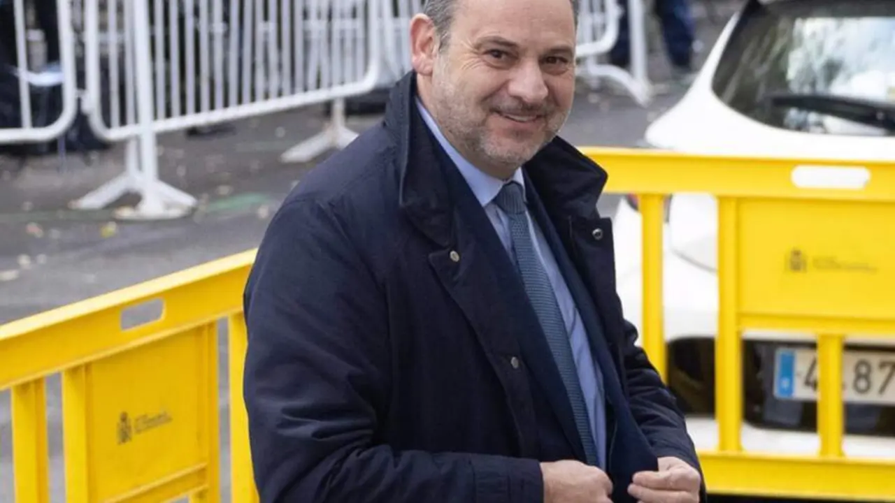  El exministro de Transportes, Jos&eacute; Luis &Aacute;balos, a su llegada a declarar como imputado por el &lsquo;caso Koldo&rsquo;, en el Tribunal Supremo, a 12 de diciembre de 2024, en Madrid (Espa&ntilde;a). &Aacute;balos present&oacute; un escrito el pasado 9 de diciembre aceptando declarar volunt - Eduardo Parra - Europa Press 