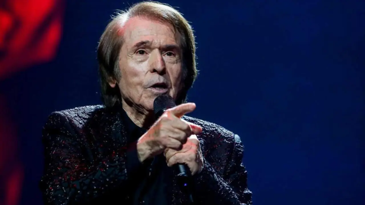  Archivo - El cantante Raphael durante un concierto en el Wizink Center, a 16 de diciembre de 2021, en Madrid (Espa&ntilde;a). Raphael, uno de los artistas espa&ntilde;oles m&aacute;s reconocidos nacional e internacionalmente, ha regresado a los escenarios para celebrar 60 a&ntilde;o - Ricardo Rubio - Europa Press - Archivo 