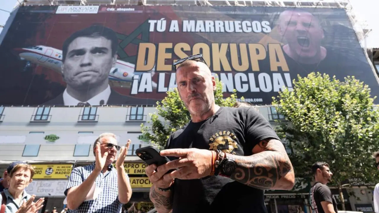  Archivo - El l&iacute;der de Desokupa, Dani Esteve, el d&iacute;a en el que la plataforma Desokupa ha desplegado una lona en Atocha contra el presidente del Gobierno, a 3 de julio de 2023, en Madrid (Espa&ntilde;a). - Diego Radam&eacute;s - Europa Press - Archivo 