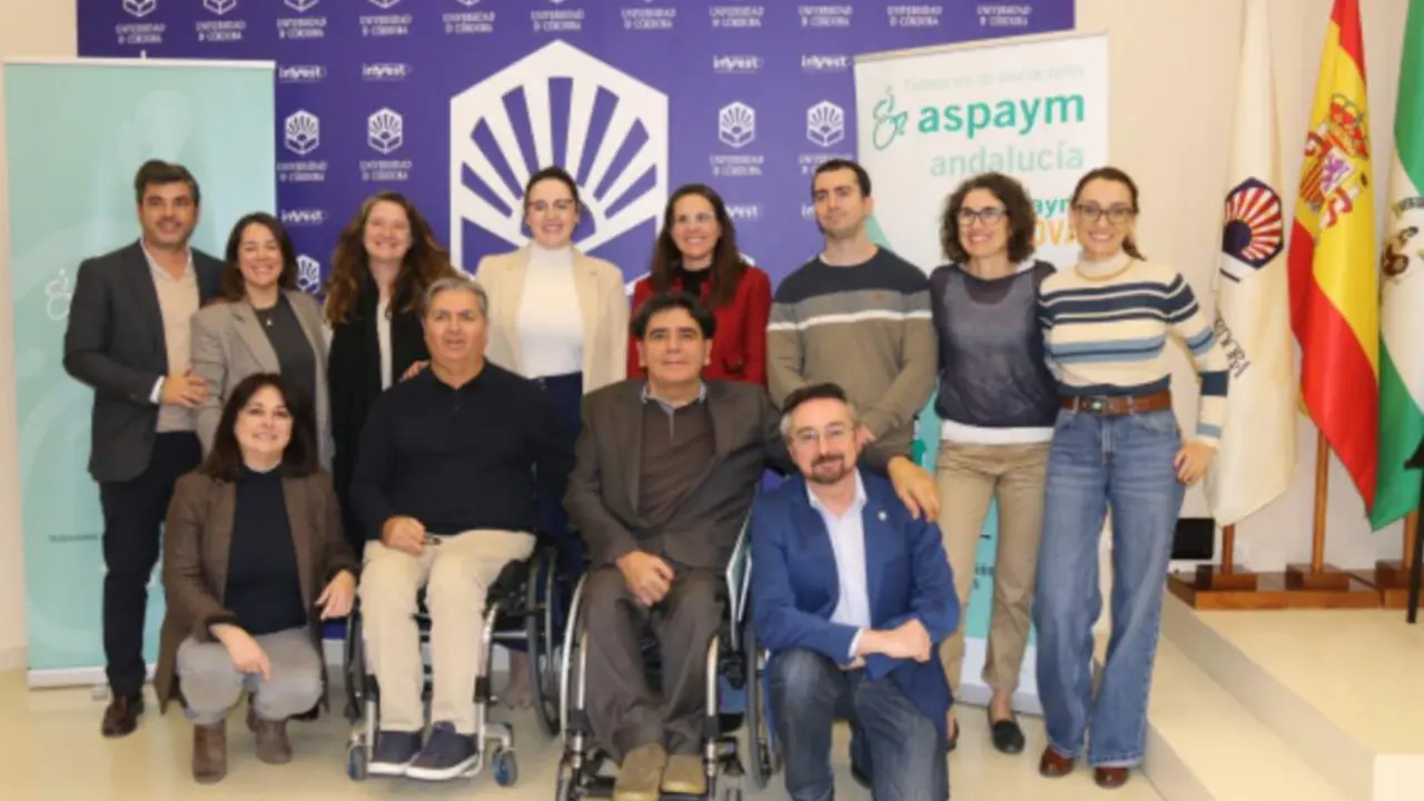  Representantes de ASPAYM Andaluc&iacute;a y de la UCO en la presentaci&oacute;n del informe. 