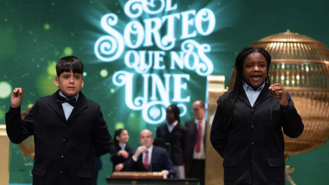  Archivo - Yesica Paola Valencia y Francisco Moreno cantan el segundo premio, el n&uacute;mero 58303, durante el Sorteo Extraordinario de la Loter&iacute;a de Navidad 2023 en el Teatro Real de Madrid, a 22 de diciembre de 2023, en Madrid (Espa&ntilde;a). El sorteo se celebra e - Eduardo Parra - Europa Press - Archivo 