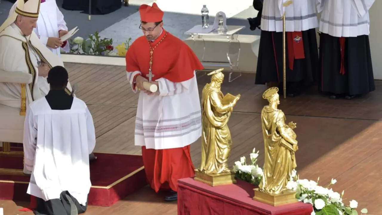  Archivo - El Papa Francisco (i) nombra cardenal al arzobispo de Madrid, Jose Cobo (d) en la bas&iacute;lica vaticana de San Pedro, a 30 de septiembre de 2023, en Roma, (Italia). - Stefano Spaziani - Europa Press - Archivo 