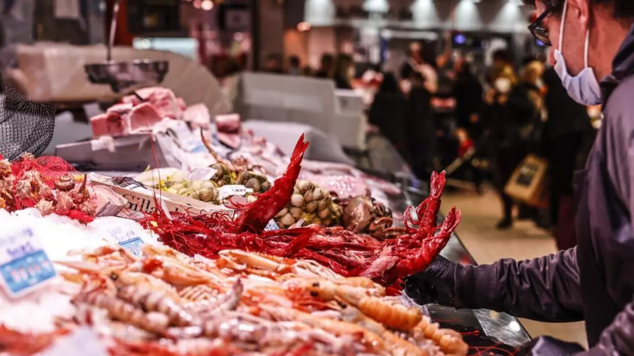  Archivo - Un vendedor en un puesto de marisco, en el Mercado Central de Valencia - Rober Solsona - Europa Press - Archivo 