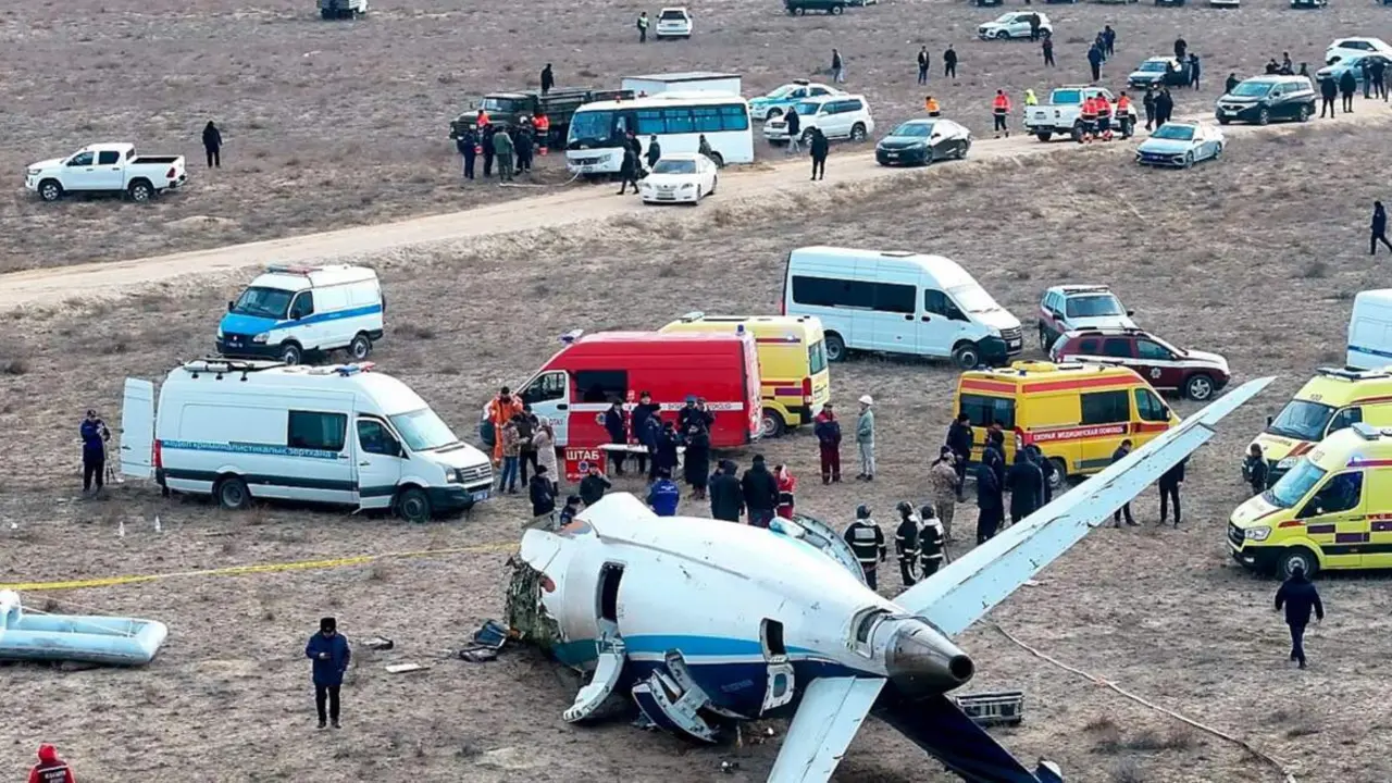  Un avi&oacute;n de pasajeros que viajaba de Azerbaiy&aacute;n a Rusia se estrella en Kazajist&aacute;n 
