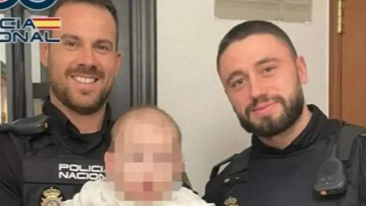 Dos polic&iacute;as salvan a un beb&eacute; de seis meses que no pod&iacute;a respirar en Alicante 
