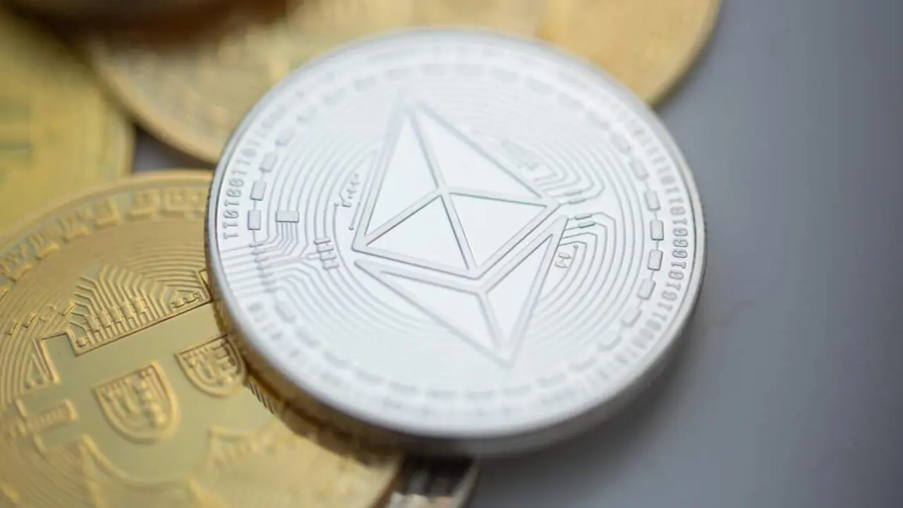  Archivo - FILED - 10 November 2023, Berlin: An Ethereum coin lies on top of Bitcoin coins. Photo: Fernando Gutierrez-Juarez/dpa - Fernando Gutierrez-Juarez/dpa - Archivo 