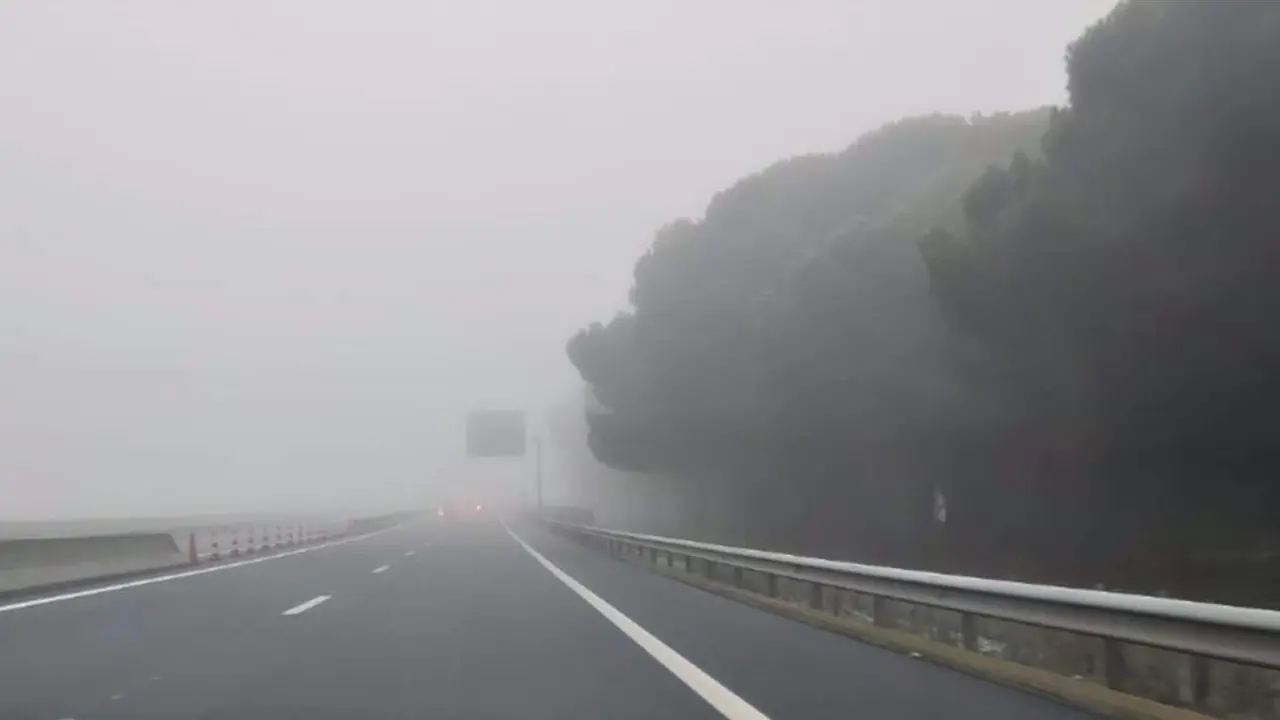  Tramo de autov&iacute;a afectada por la niebla - EUROPA PRESS 