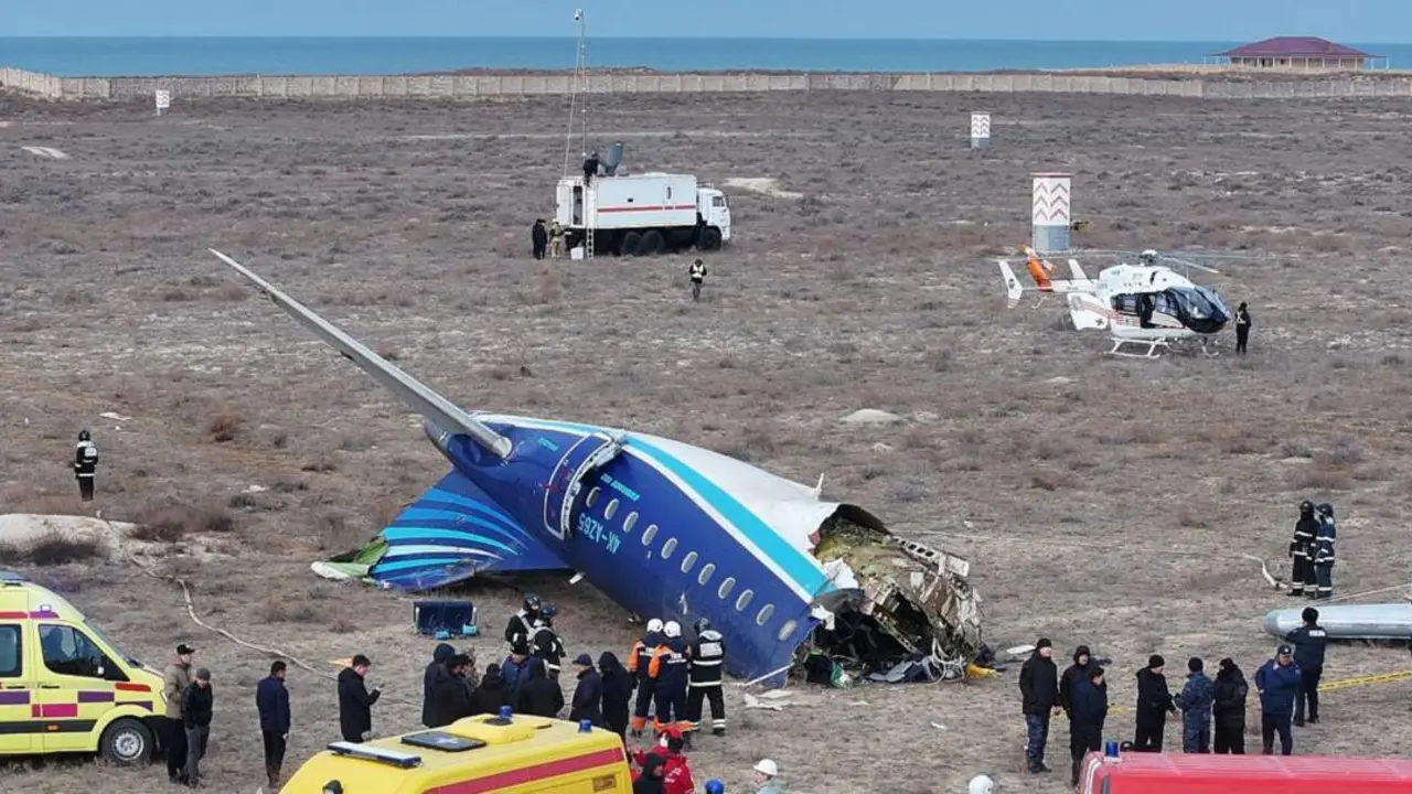  Kazajist&aacute;n investiga las causas del accidente del avi&oacute;n mientras Ucrania apunta a que fue derribado por Rusia 