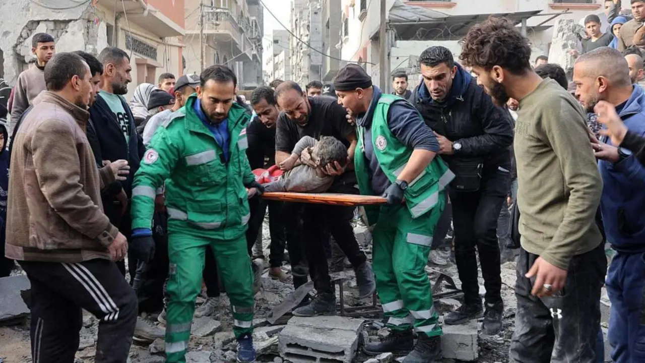  Evacuados tras un bombardeo en la ciudad de Gaza OMAR AL-QATTAA / AFP RTVE 