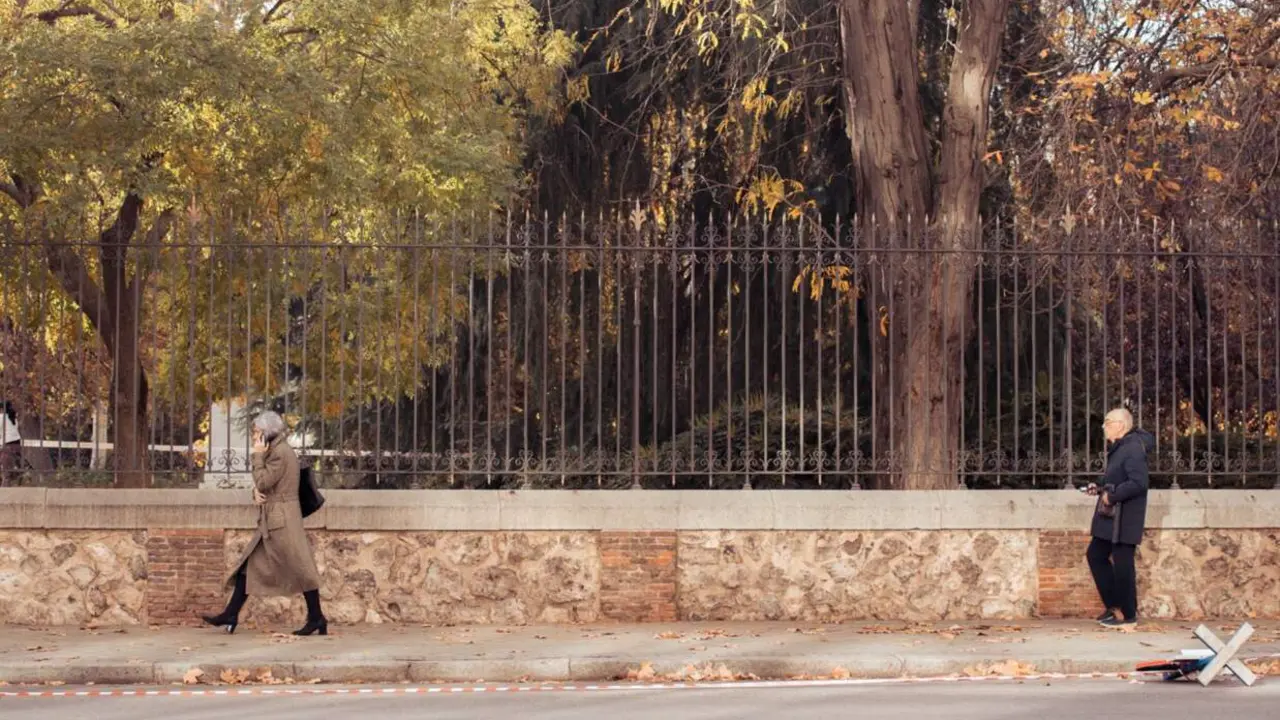  Archivo - Dos personas ancianas caminando, en Madrid (Espa&ntilde;a) - Gabriel Luengas - Europa Press - Archivo 