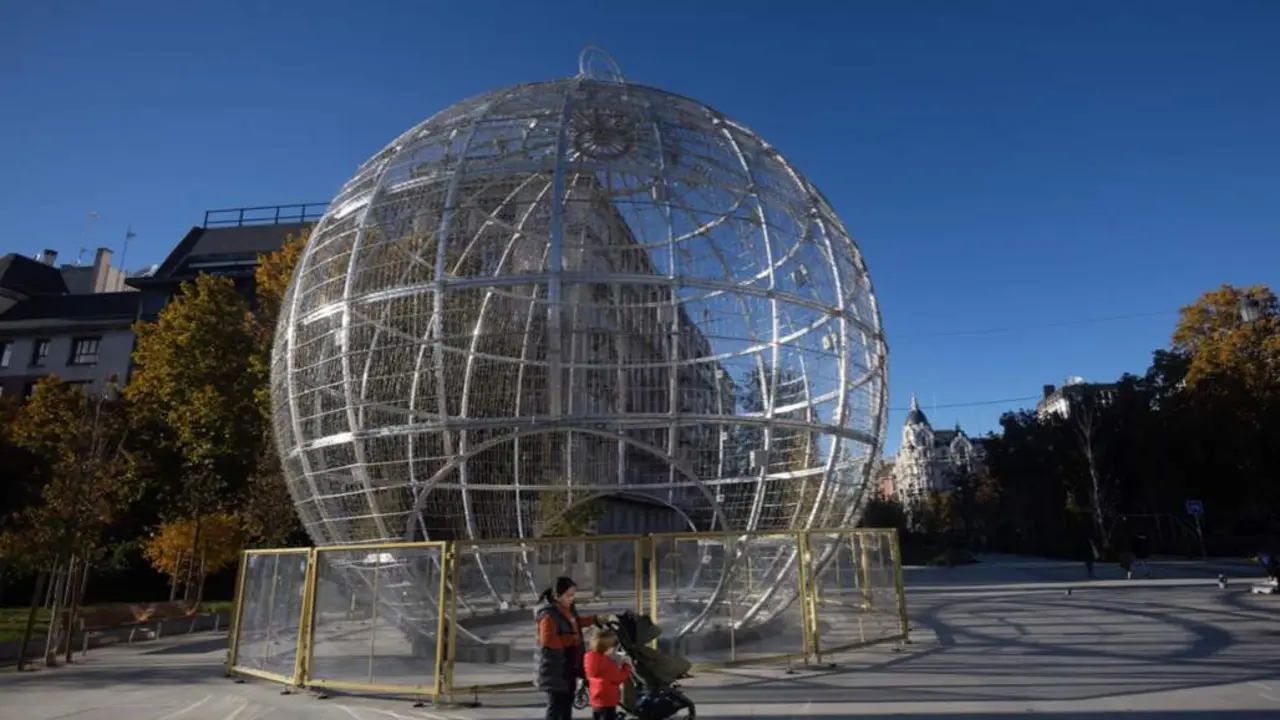 Archivo - Vistas de la gran bola de Navidad, situada en Plaza de Espa&ntilde;a de Madrid, a 21 de noviembre de 2023, en Madrid (Espa&ntilde;a). - Eduardo Parra - Europa Press - Archivo 