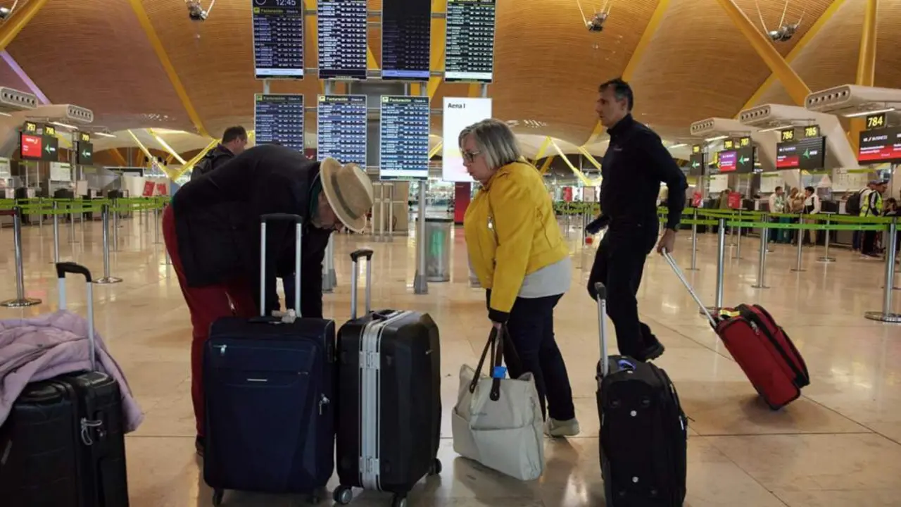  Archivo - Pasajeros en la zona de facturaci&oacute;n de la Terminal 4 del Aeropuerto Adolfo Su&aacute;rez Madrid- Barajas, en Madrid (Espa&ntilde;a). - Jes&uacute;s Hell&iacute;n - Europa Press - Archivo 