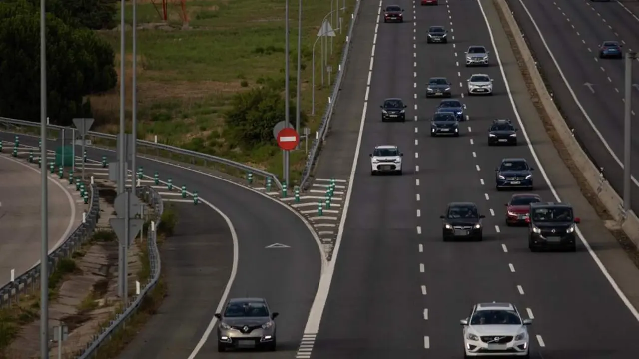  Archivo - Varios veh&iacute;culos en una carretera - Alejandro Mart&iacute;nez V&eacute;lez - Europa Press - Archivo 