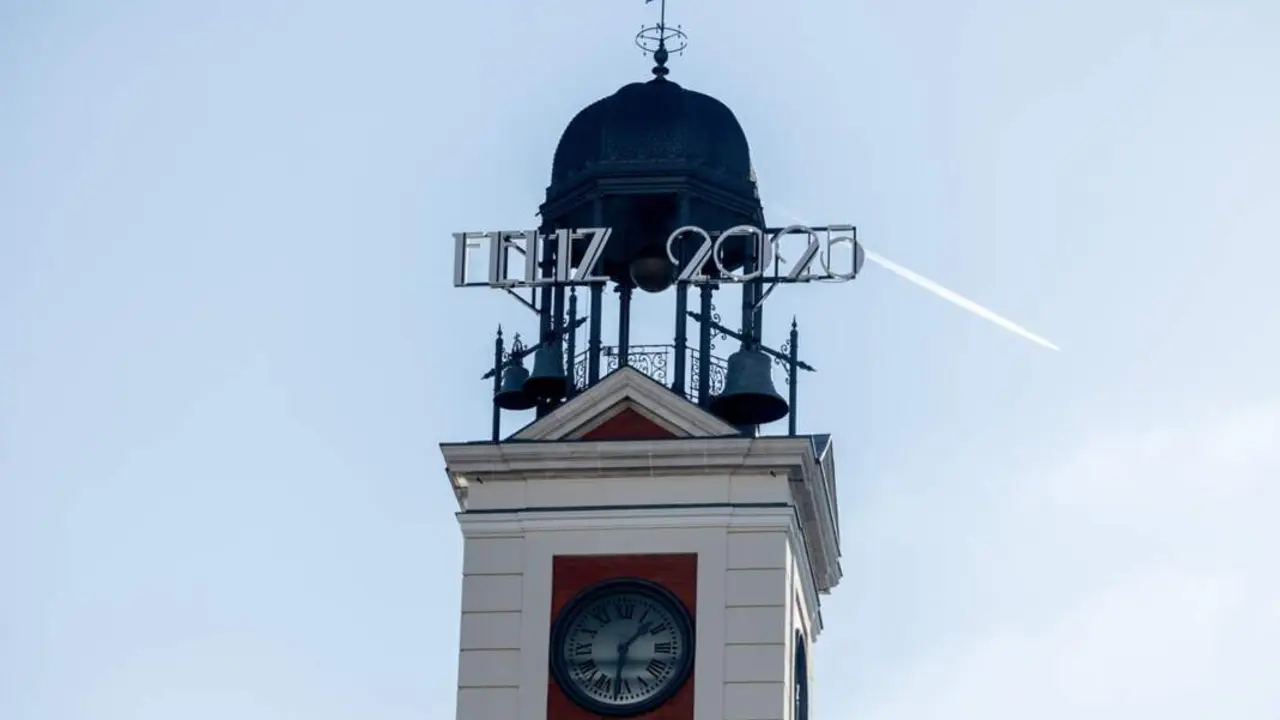  El cartel luminoso en el que se lee &lsquo;Feliz 2025&rsquo; colocado para las Campanadas de Nochevieja, en la Puerta del Sol, a 28 de diciembre de 2024, en Madrid (Espa&ntilde;a). El reloj de la Real Casa de Correos estrena esta Nochevieja el cartel luminoso que da la bien - Ricardo Rubio - Europa Press 