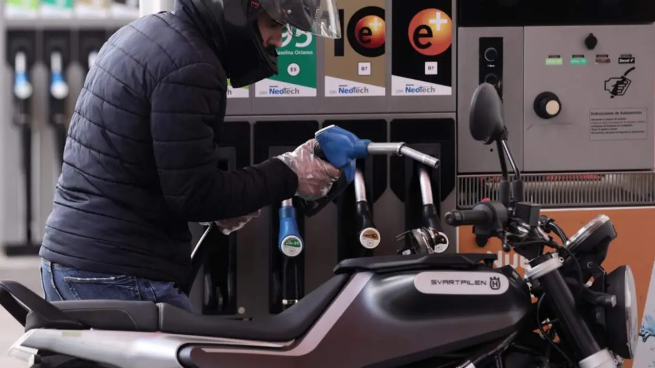  Archivo - Un hombre llena el dep&oacute;sito de su moto - Eduardo Parra - Europa Press - Archivo 