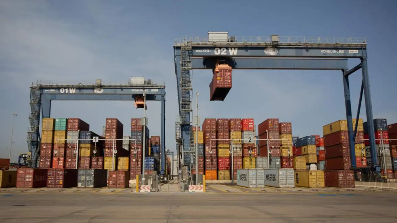  Archivo - Contenedores de mercanc&iacute;as en el muelle de descarga del Puerto de Barcelona - David Zorrakino - Europa Press - Archivo 