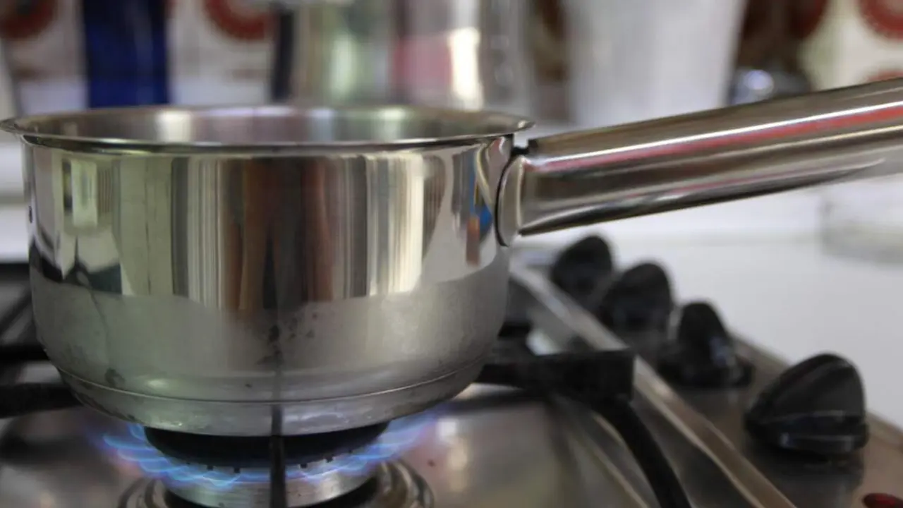  Archivo - Gas, cocina de gas, llamas, llama, fuego, fog&oacute;n, fogones, gas natural, olla, ollas, utensilios de cocina - EUROPA PRESS - Archivo 