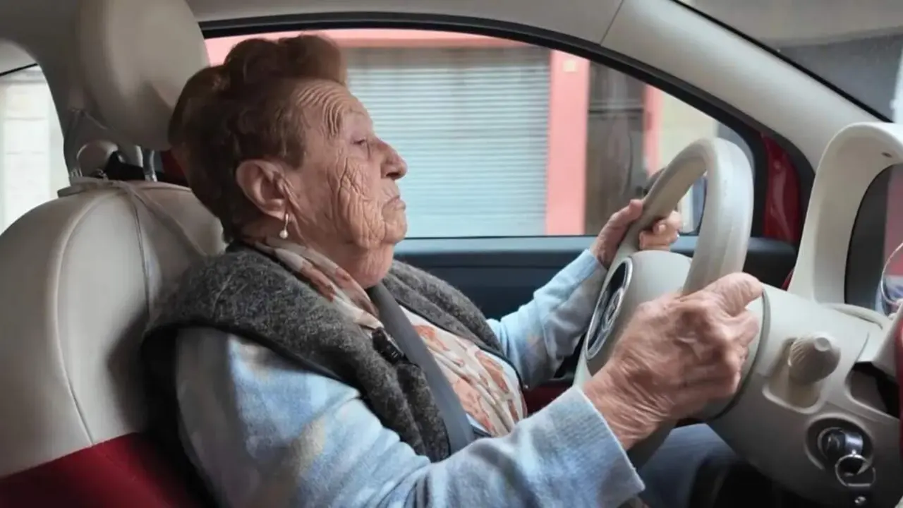 La Iaia Angeleta, la abuela que arrasa en redes y al volante a sus 93 a&ntilde;os 