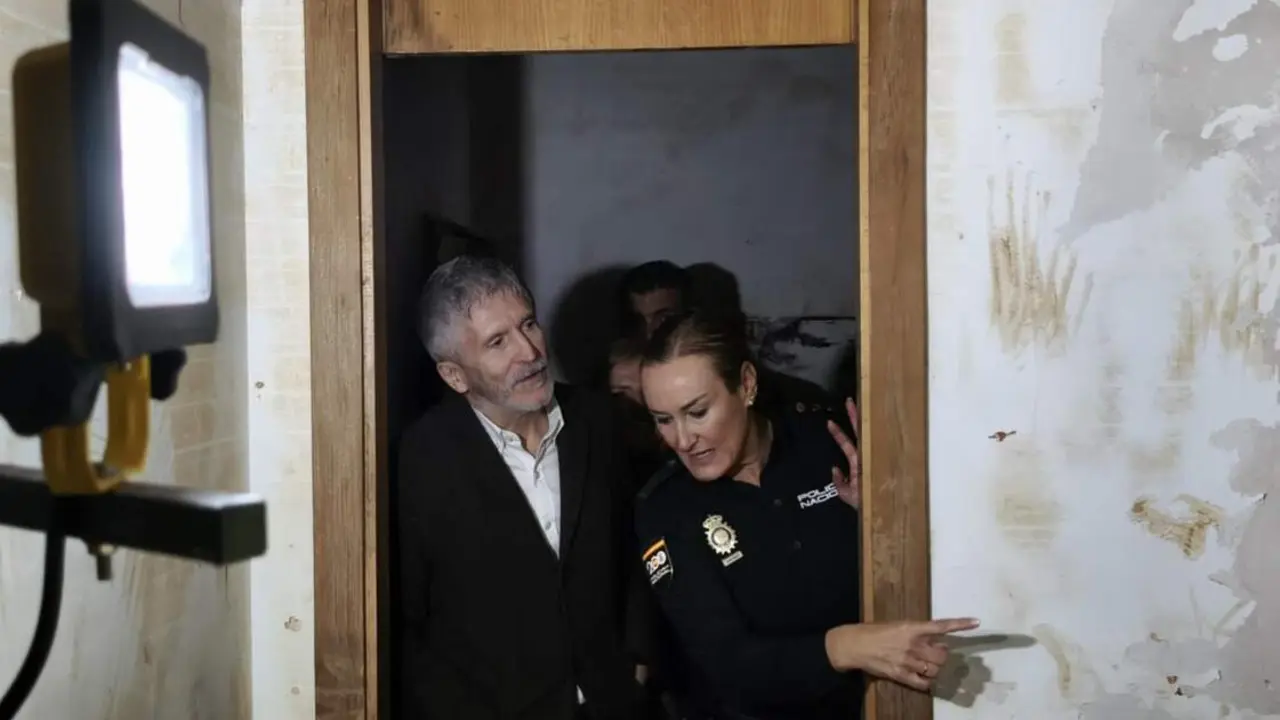  El ministro del Interior, Fernando Grande-Marlaska, durante su visita a instalaciones de Polic&iacute;a Nacional y Guardia Civil afectadas por la dana - MINISTERIO DEL INTERIOR 
