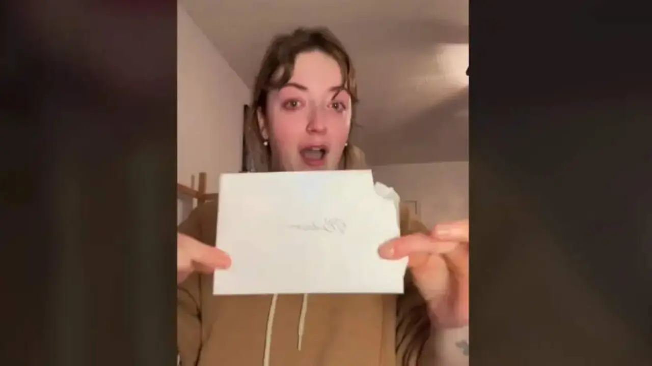 La joven mostrando la carta en su TikTok 