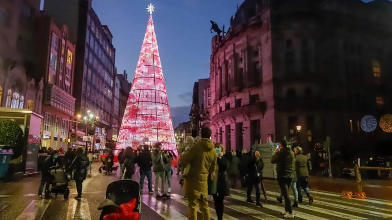  Archivo - Varias personas observan un &aacute;rbol de Navidad - Marta V&aacute;zquez Rodr&iacute;guez - Europa Press - Archivo 