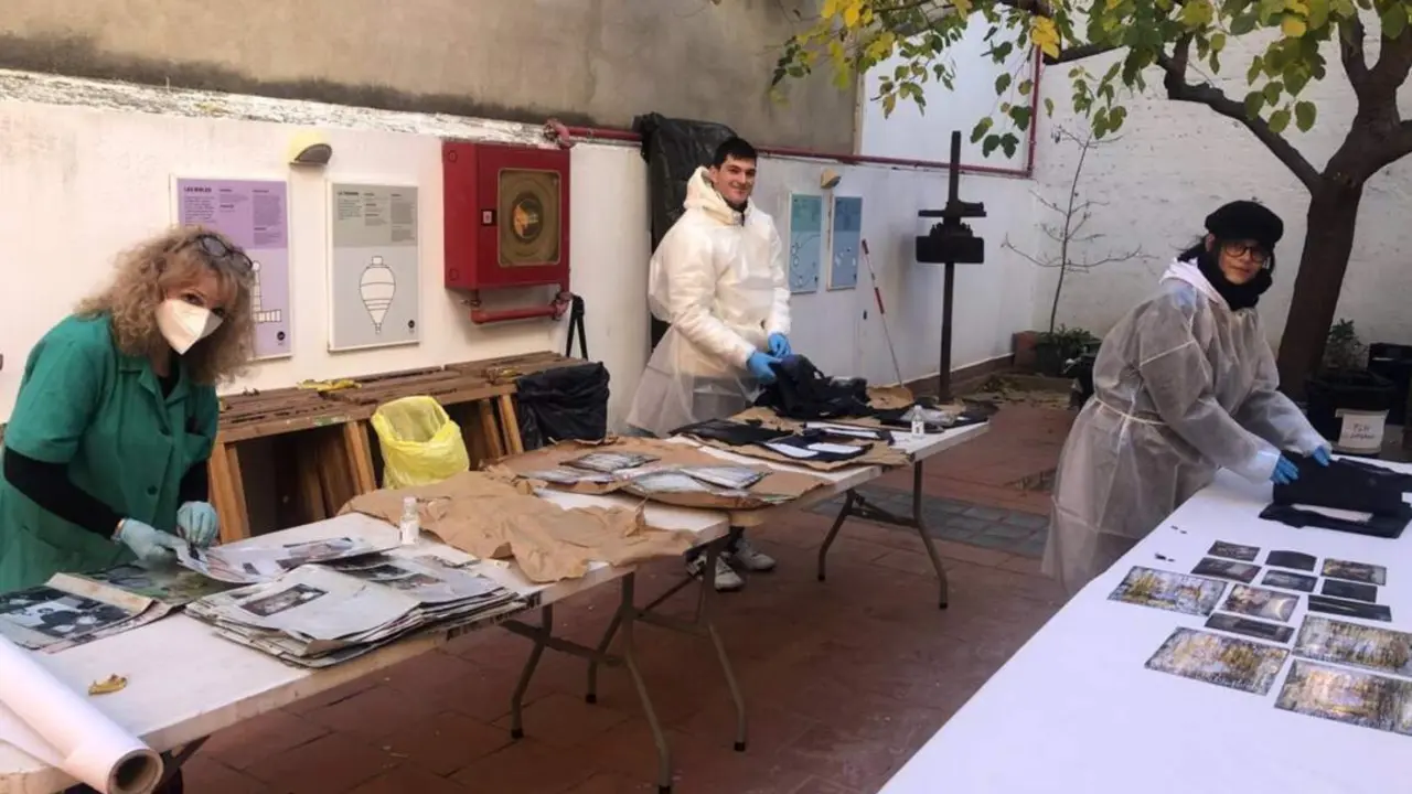  Voluntarios recuperando fotos da&ntilde;adas por la dana - MANCOMUNITAT DE L'HORTA SUD 
