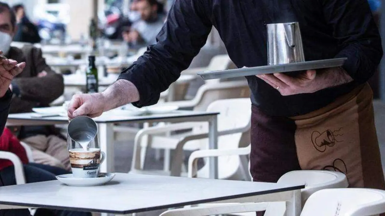  Camarero sirviendo un caf&eacute; 