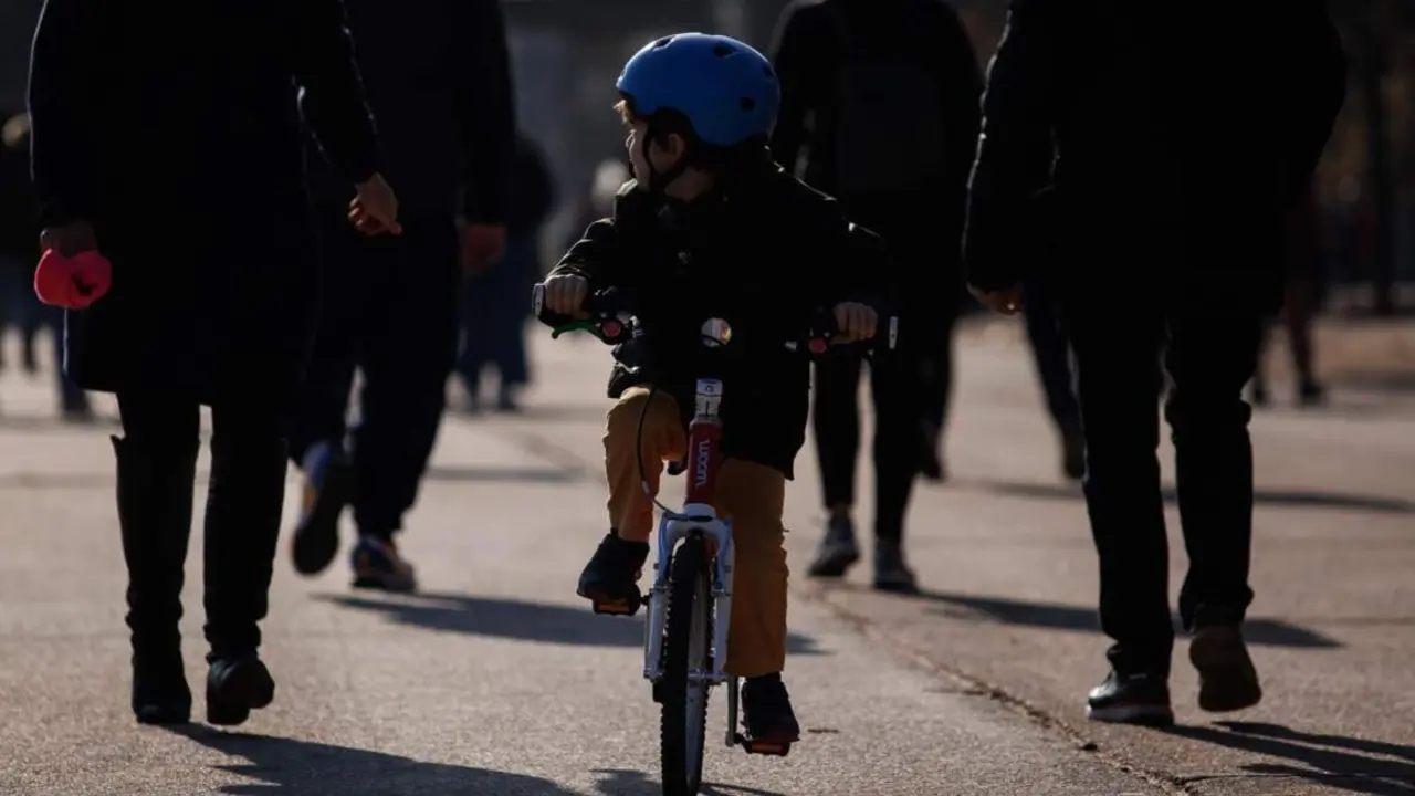  Archivo - Un ni&ntilde;o pasea en su bicicleta en el parque del Retiro, a 25 de diciembre de 2022, en Madrid (Espa&ntilde;a). - Alejandro Mart&iacute;nez V&eacute;lez - Europa Press - Archivo 