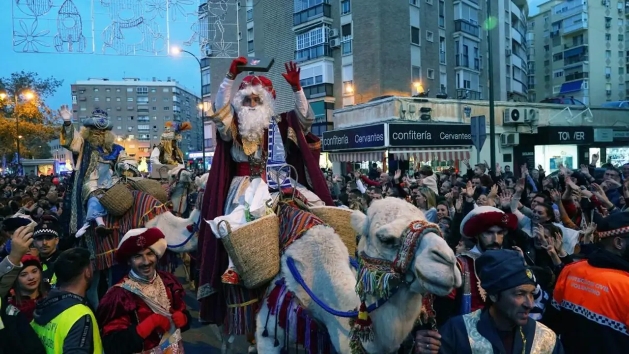  Archivo - Imagen de archivo de la cabalgata de los Reyes Magos en el distrito malague&ntilde;o de Cruz de Humilladero. - &Aacute;lex Zea - Europa Press - Archivo 