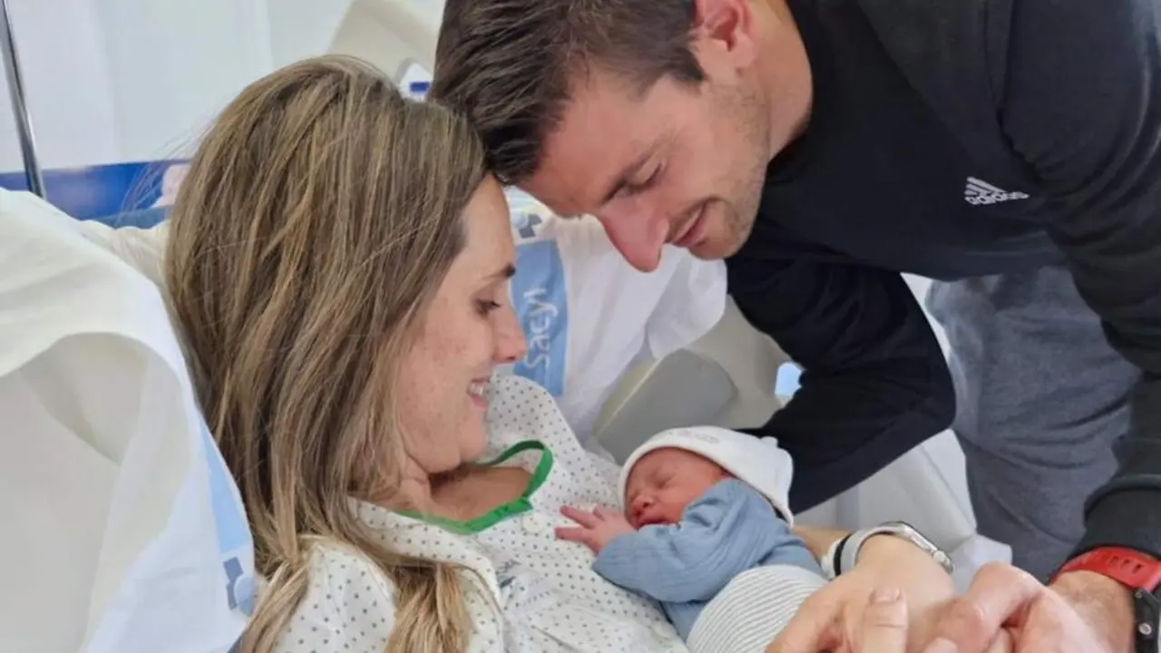  Ander Fern&aacute;ndez, primer soriano de 2025, junto a sus padres. - DELEGACI&Oacute;N DE LA JUNTA EN SORIA. 