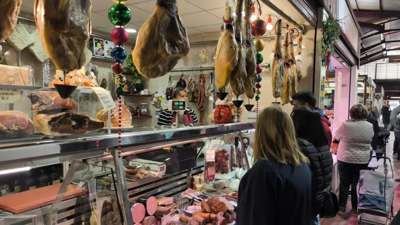  La delegada del Gobierno en la Comunitat Valenciana, Pilar Bernab&eacute;, en el mercado municipal de Aldaia (Valencia), afectado por la dana. - DELEGACI&Oacute;N GOBIERNO CV 