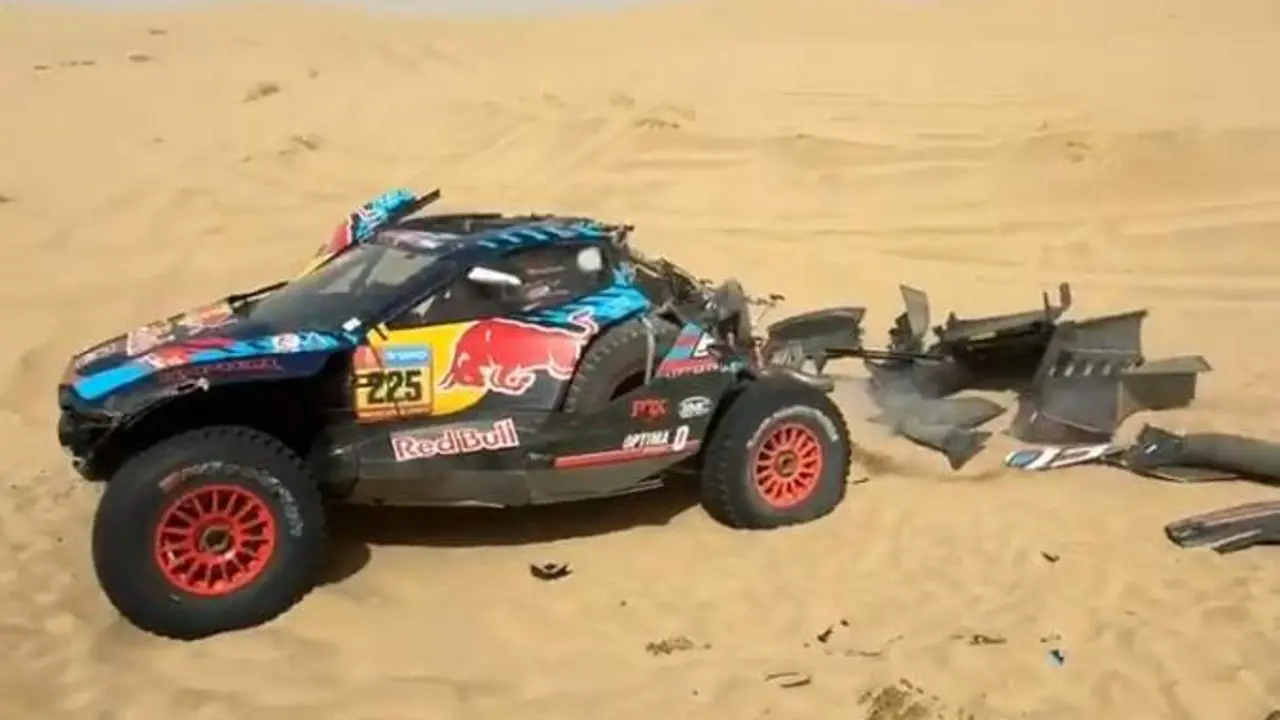  El coche de Carlos Sainz tras el accidente en el Dakar 