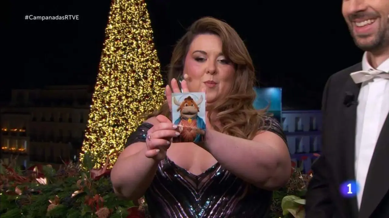  Lalachus mostrando el sagrado coraz&oacute;n con la cara de la vaquilla del Grand Prix 