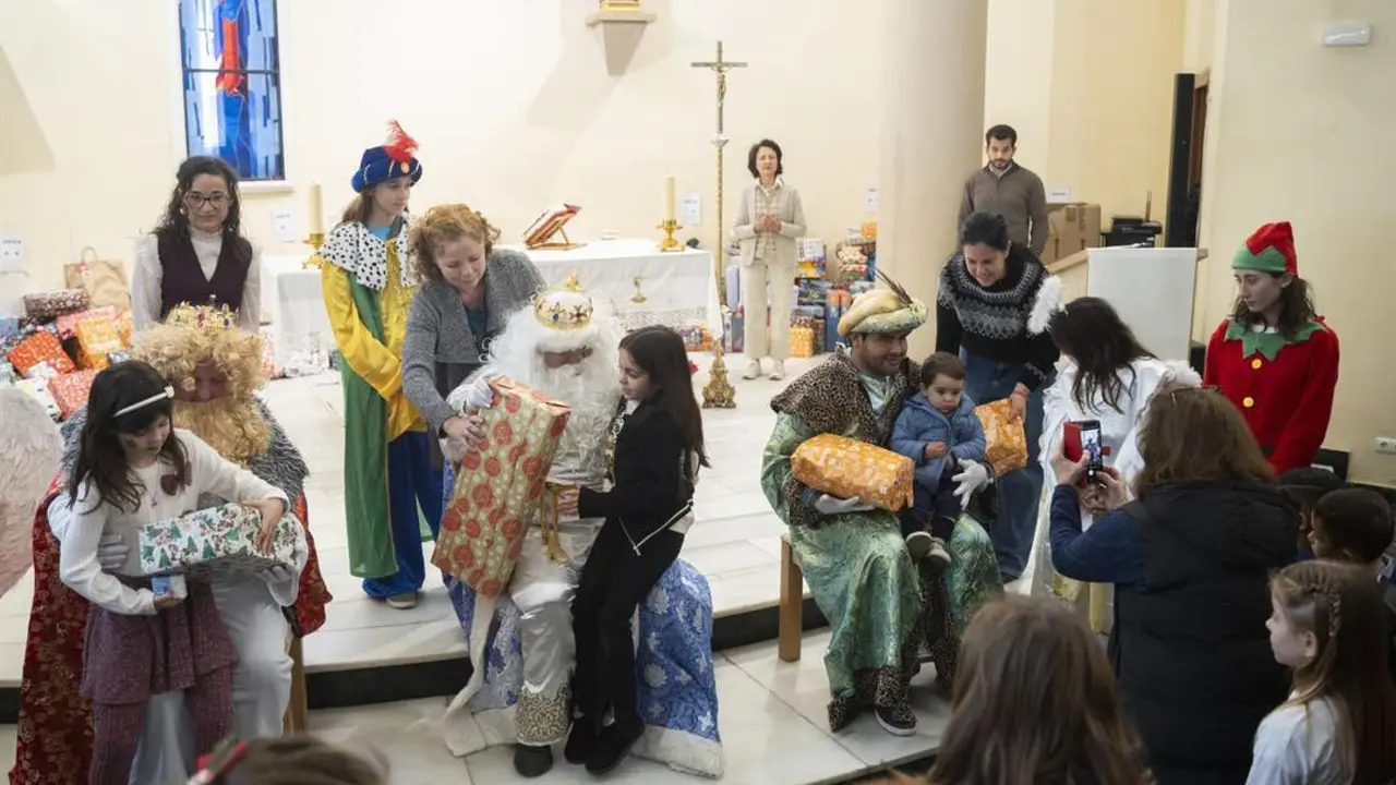  Fundaci&oacute;n Madrina reparte 7.000 regalos a ni&ntilde;os afectados por la DANA 