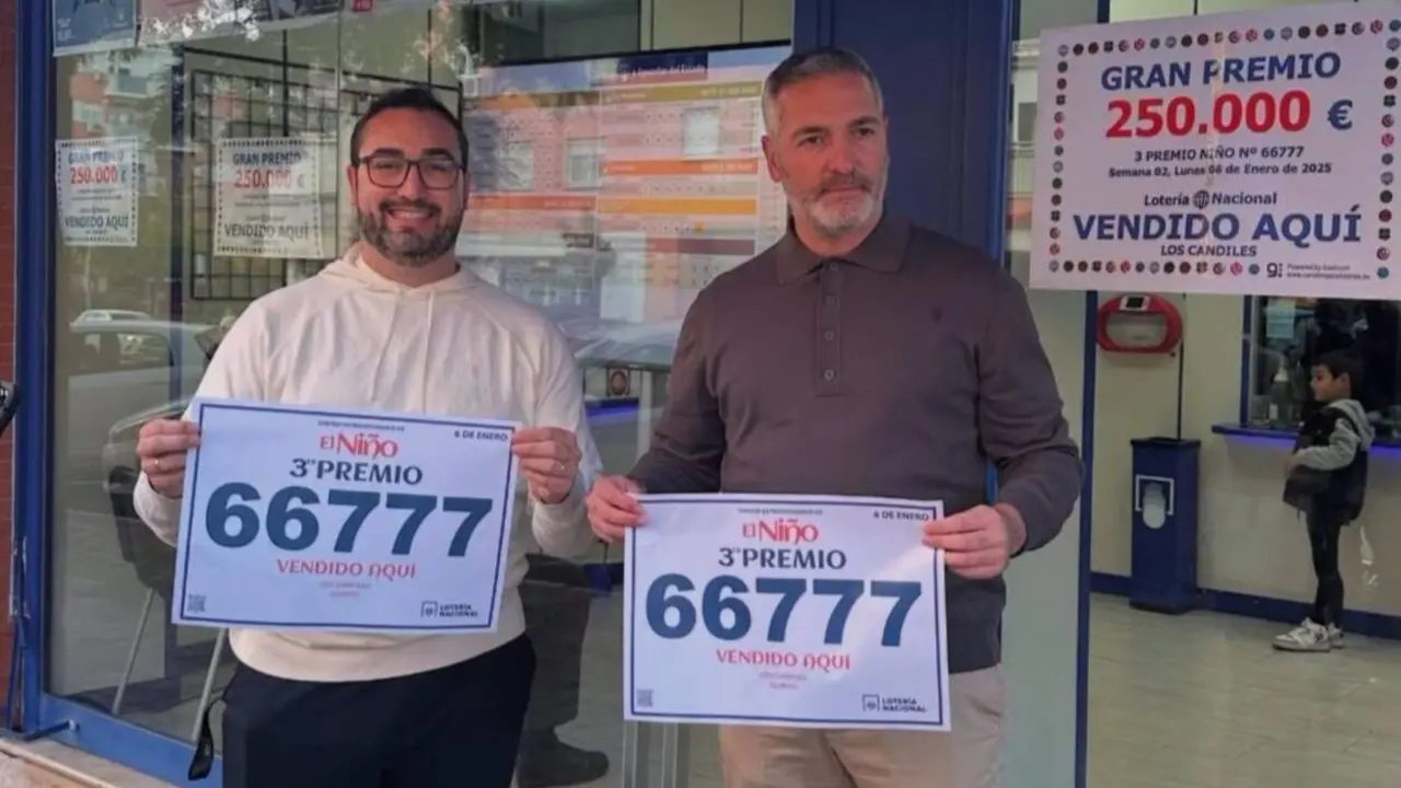  Jorge Garc&iacute;a y "Arzu" posan ante su administraci&oacute;n de loter&iacute;a de Montequinto para festejar su tercer premio del sorteo de El Ni&ntilde;o - ADMINISTRACI&Oacute;N LOS CANDILES 
