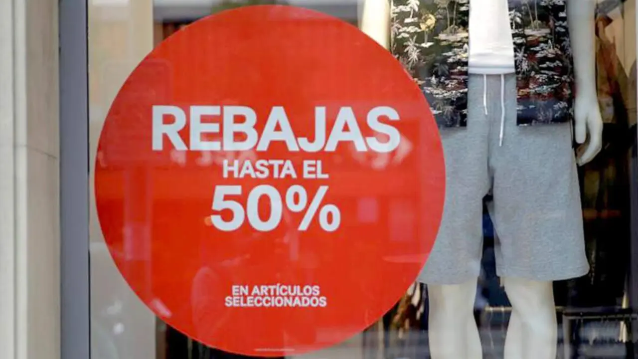  Un cartel en el escaparate de un comercio advierte de descuentos en el periodo de rebajas. 