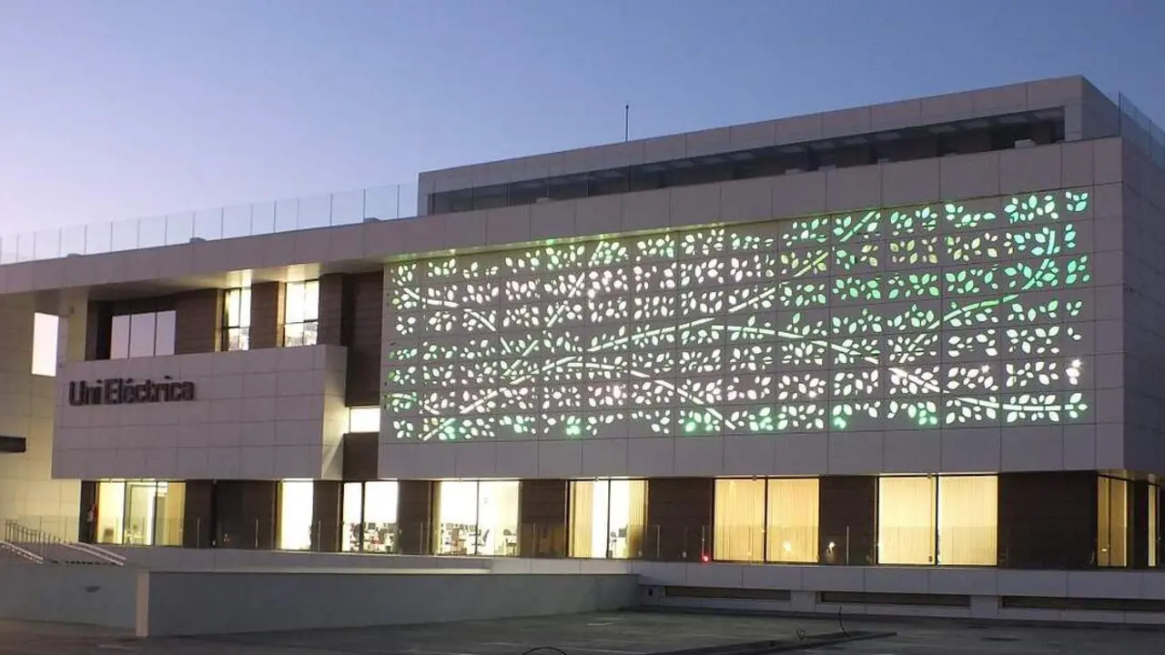  Nueva sede de UniEl&eacute;ctrica anocheciendo 