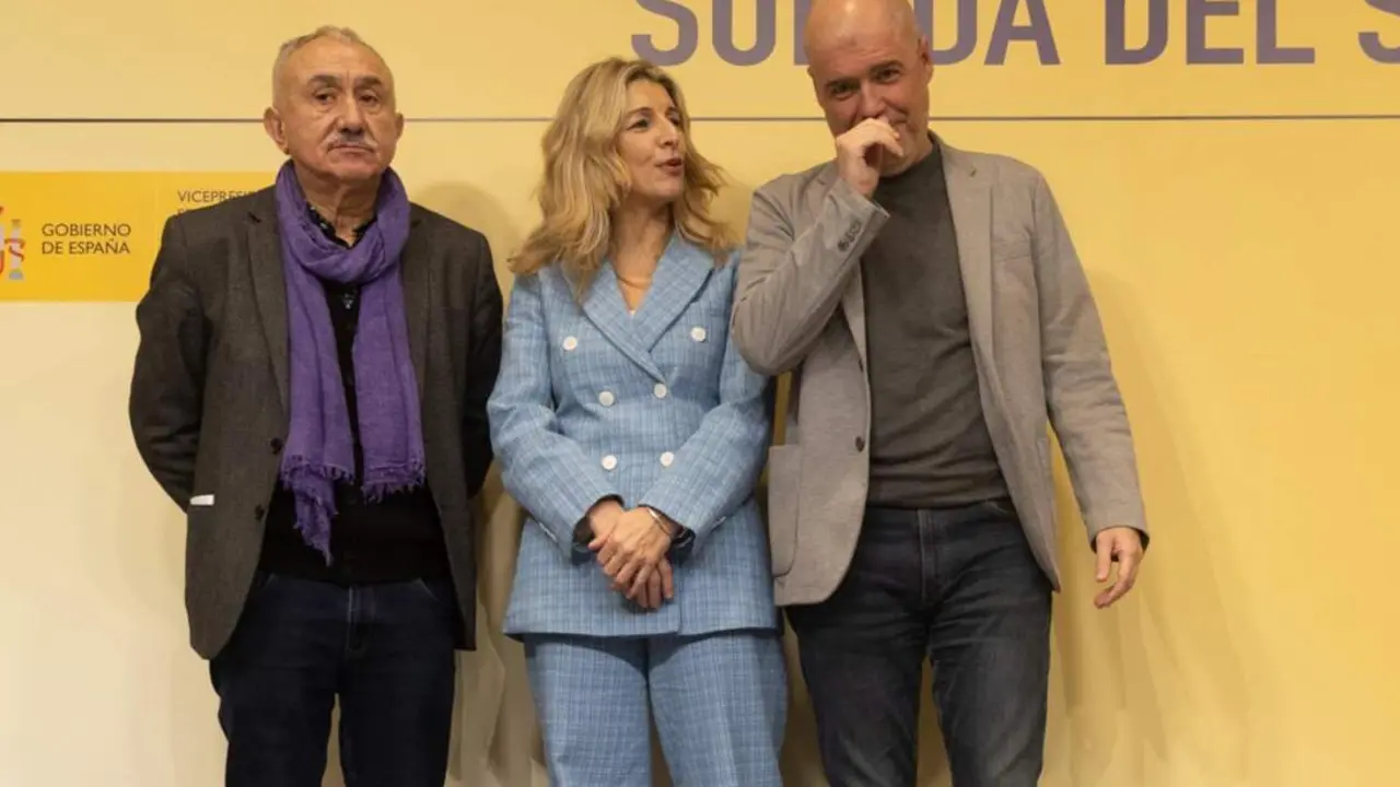 Archivo - La vicepresidenta segunda del Gobierno y ministra de Trabajo y Econom&iacute;a Social, Yolanda D&iacute;az (c), junto a los secretarios generales de CCOO, Unai Sordo (d), y de UGT, Pepe &Aacute;lvarez (i), durante la firma del acuerdo para la subida del SMI en 2024 - Eduardo Parra - Europa Press - Archivo 