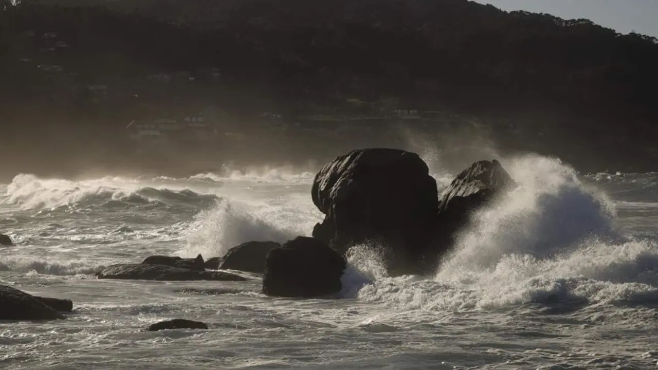  Oleaje en la costa, a 23 de diciembre de 2024, en Baiona, Pontevedra, Galicia (Espa&ntilde;a). - Adri&aacute;n Irago - Europa Press 