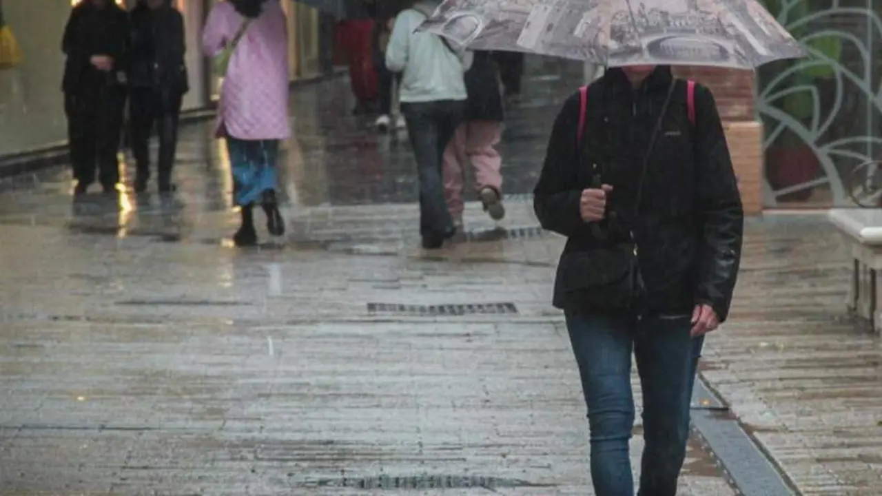  Archivo - Varias personas se protegen de la lluvia bajo sus paraguas. A 9 de febrero de 2024, en Sevilla (Andaluc&iacute;a, Espa&ntilde;a). La borrasca 'Karlotta' activa avisos por lluvia, viento y oleaje en todas las provincias andaluzas. - Mar&iacute;a Jos&eacute; L&oacute;pez - Europa Press - Archivo 