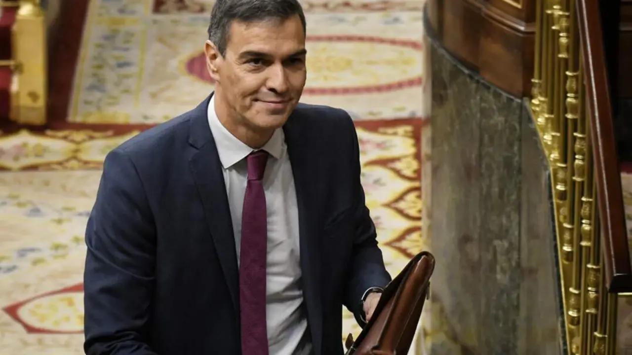  Archivo - El presidente del Gobierno, Pedro S&aacute;nchez, sale de una sesi&oacute;n de control al Gobierno, en el Congreso de los Diputados, a 16 de octubre de 2024, en Madrid (Espa&ntilde;a). - Fernando S&aacute;nchez - Europa Press - Archivo 