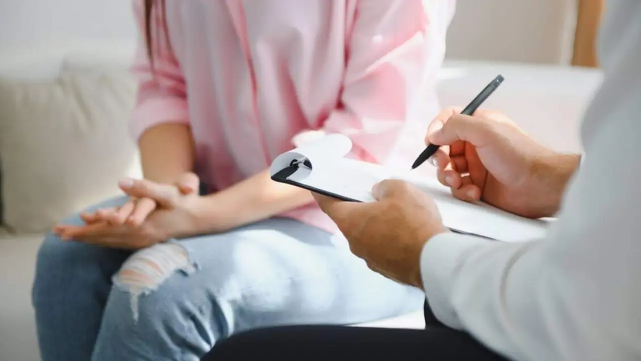  Archivo - Un psiquiatra atendiando a una mujer - QUIR&Oacute;NSALUD - Archivo 