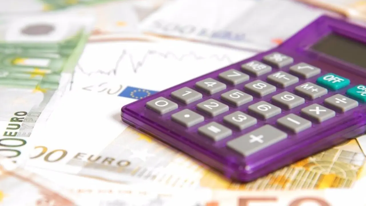  Dinero y calculadora. Archivo 