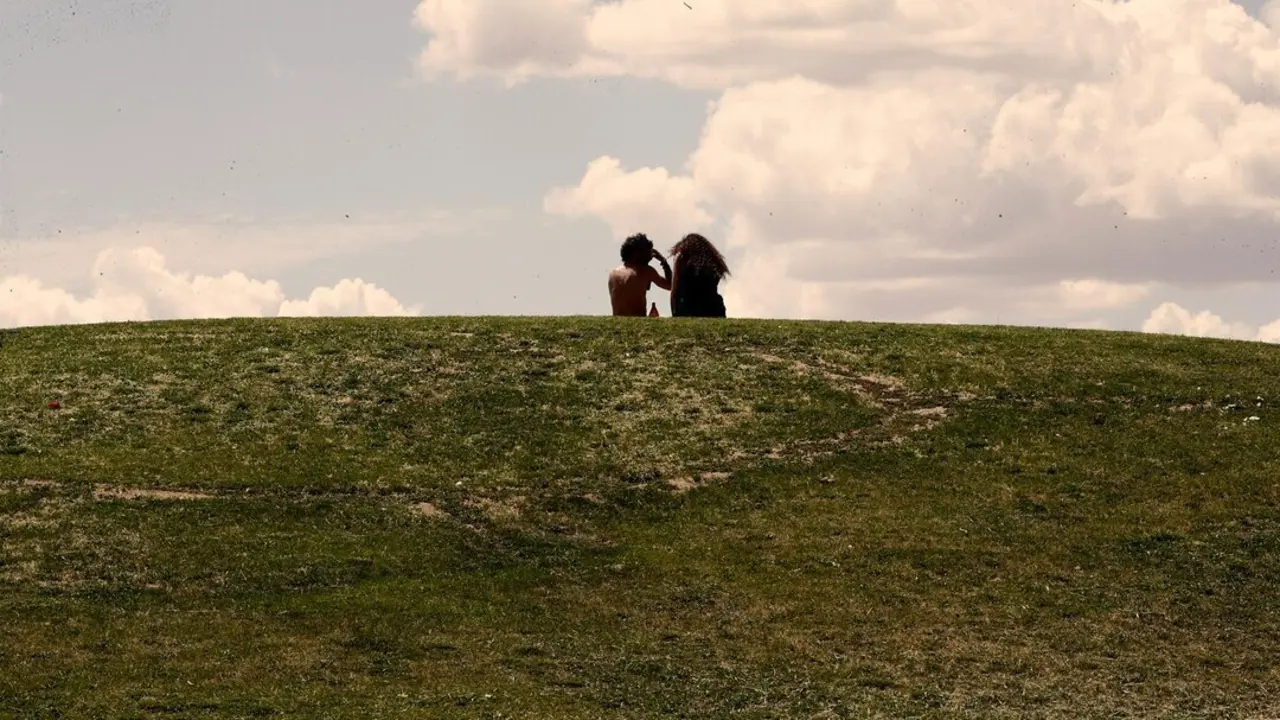  J&oacute;venes en un parque 