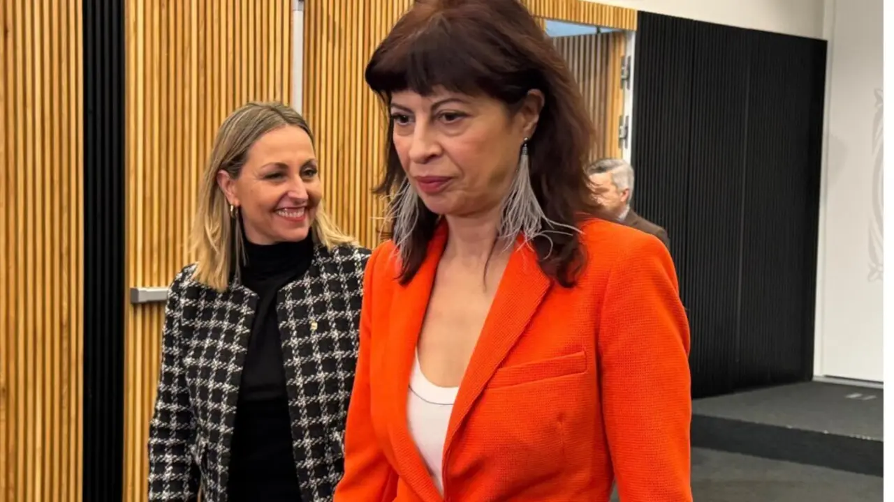  La ministra de Igualdad, Ana Redondo (d) y la consellera de Igualdad y Feminismo, Eva Menor (i). - EUROPA PRESS 